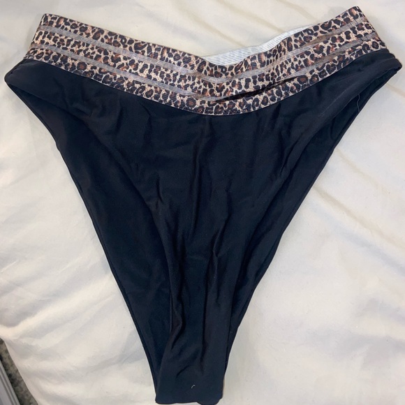 Cheeky black bikini bottoms - Picture 4 of 4